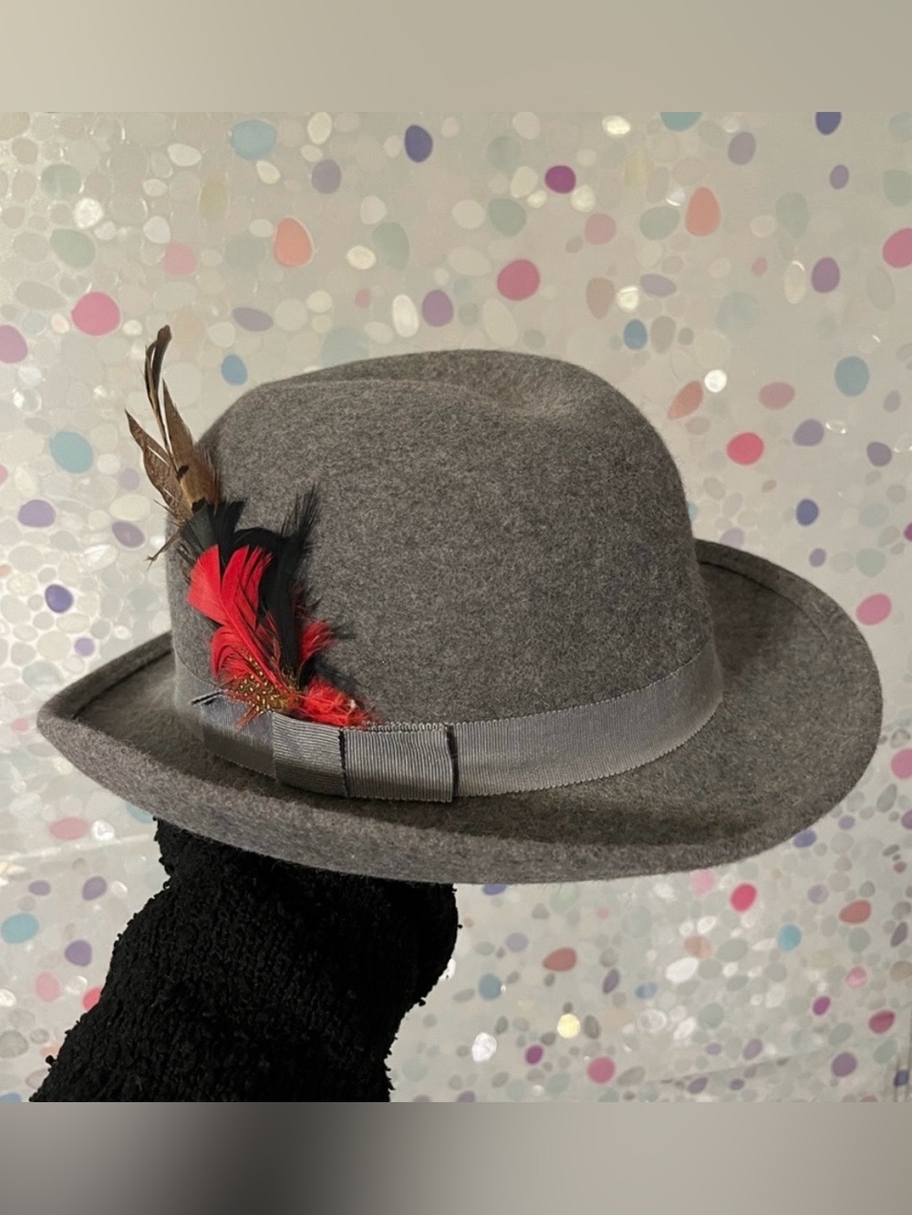 GREY STATEMENT FELT FADORA HAT W/ FEATHER